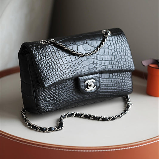 CHANEL Mat Croco PRE-OWNED
Small Double Flap Shoulder Bag Very Good Condition