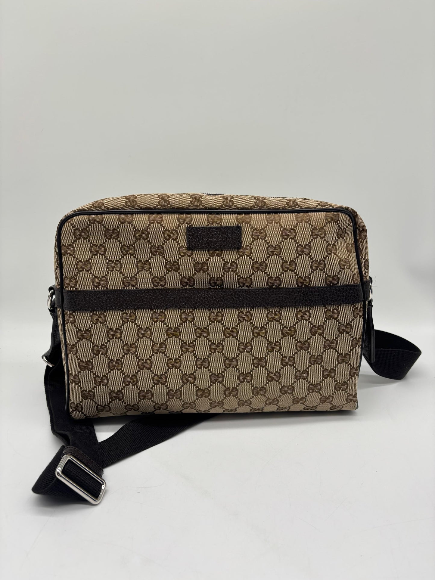 Gucci GG Canvas Messenger bag Classic
In Very Good Condition
Inclusions: Dustbag