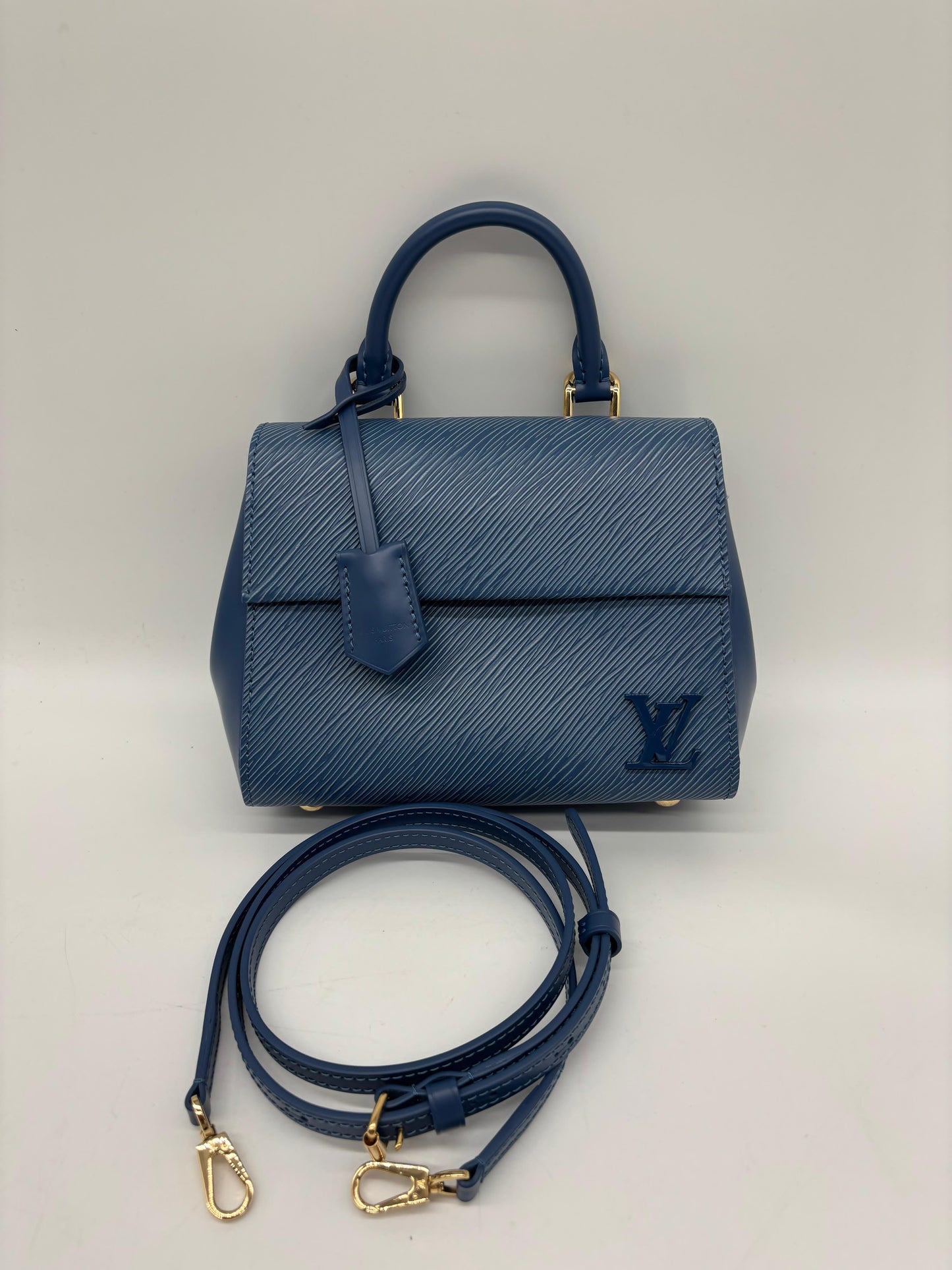 LV Cluny Mini Handbag Blue Epi leather
In Very Good Condition
Inclusions: Shoulder Strap