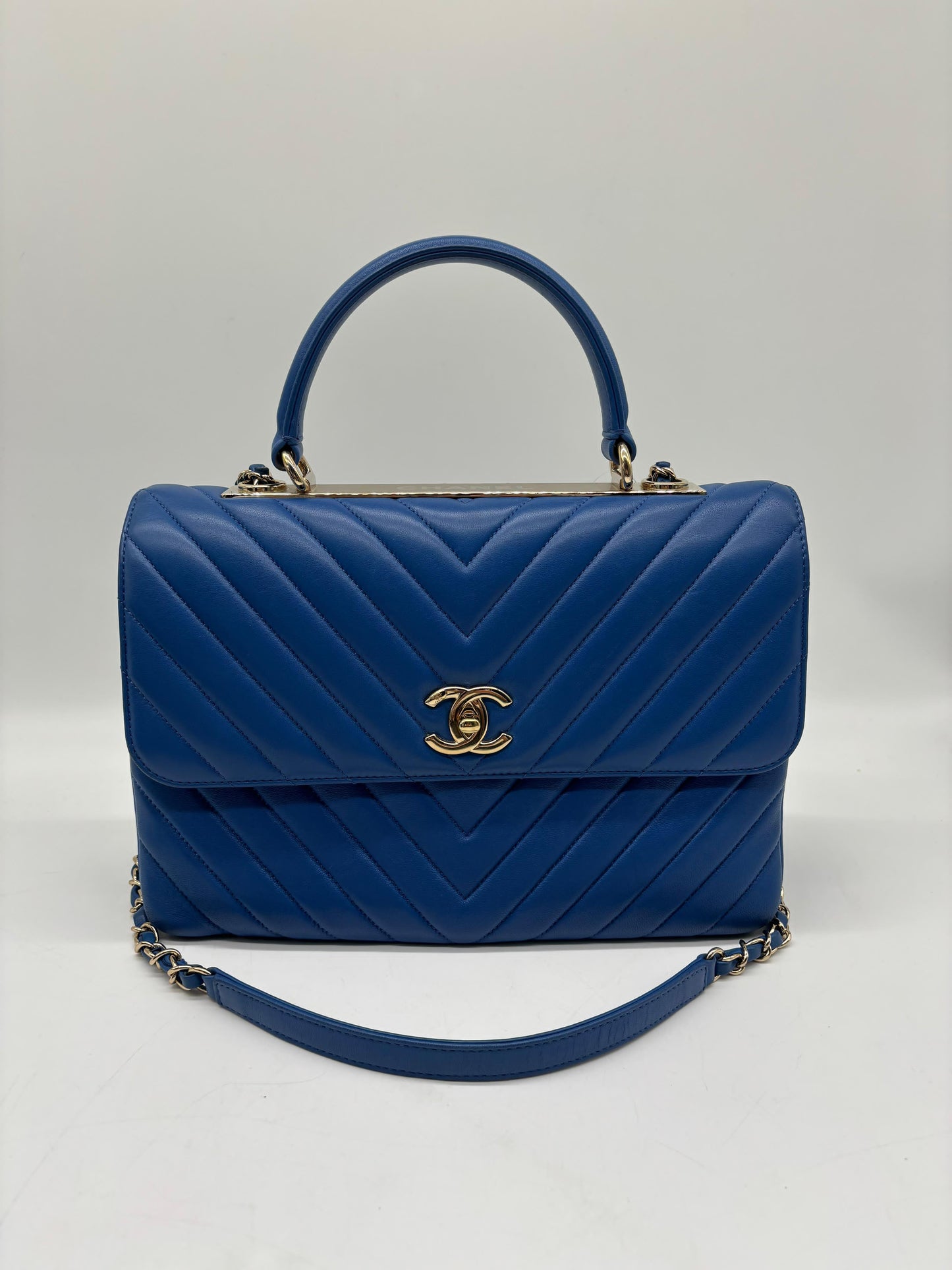 Chanel Trendy CC Top Handle Blue Chevron Quilted leather
In Excellent Condition
Inclusions: Authenticity Card
