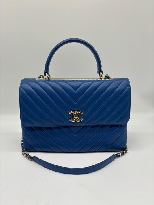 Chanel Trendy CC Top Handle Blue Chevron Quilted leather
In Excellent Condition
Inclusions: Authenticity Card