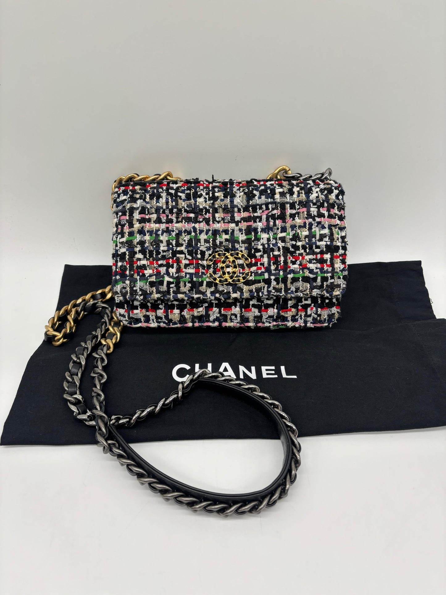 Chanel 19 Tweed Wallet on Chain
In Excellent condition
Inclusions: Dustbag