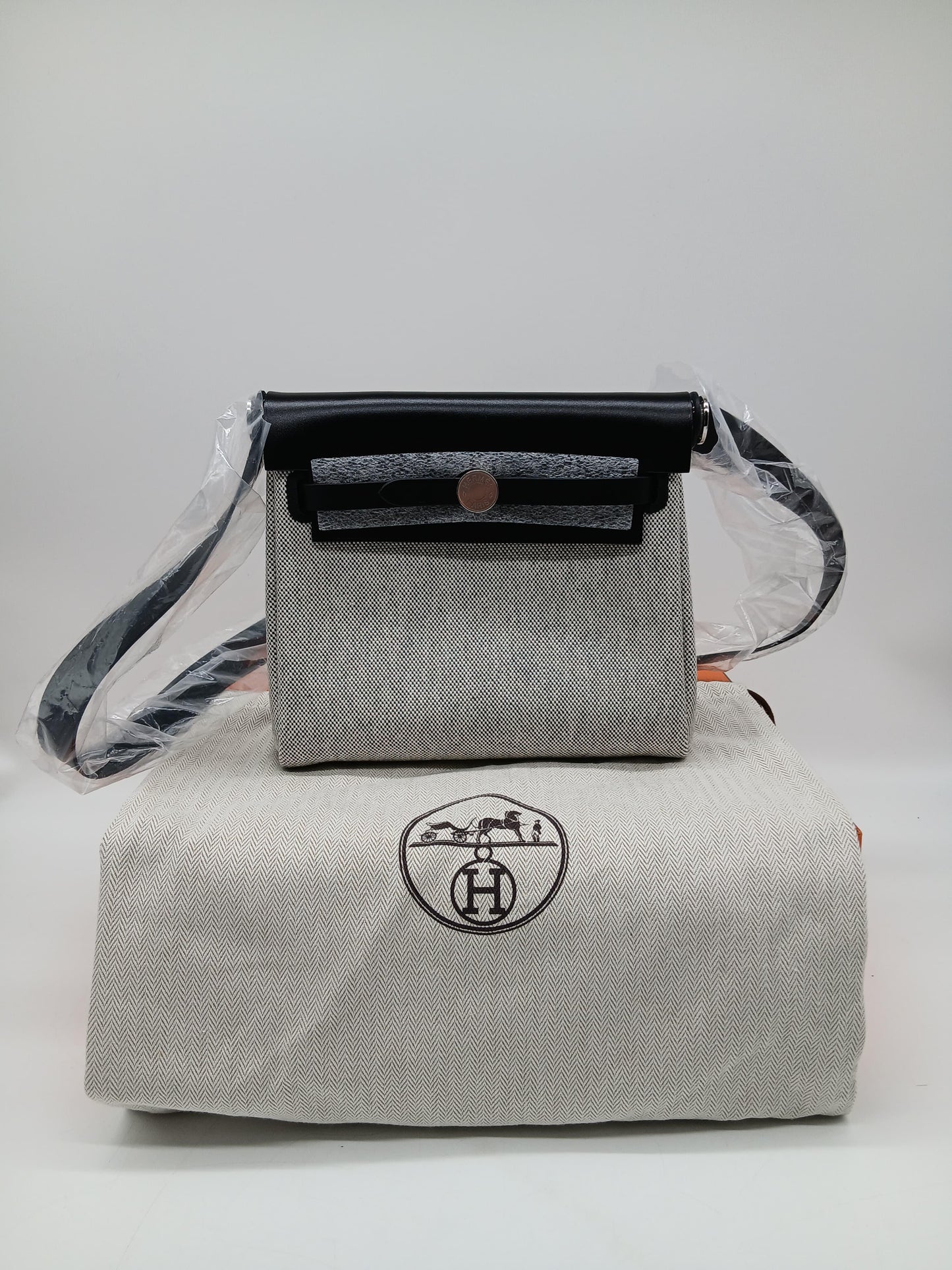Hermès Herbag Messenger 20 Grey
Stamp K (2025)
Unused
Comes With Box, Dustbag