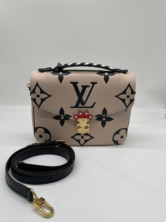 Louis Vuitton LV Crafty Monogram Empreinte Pochette Metis Handbag Black And Beige M45384
With Dust Bag