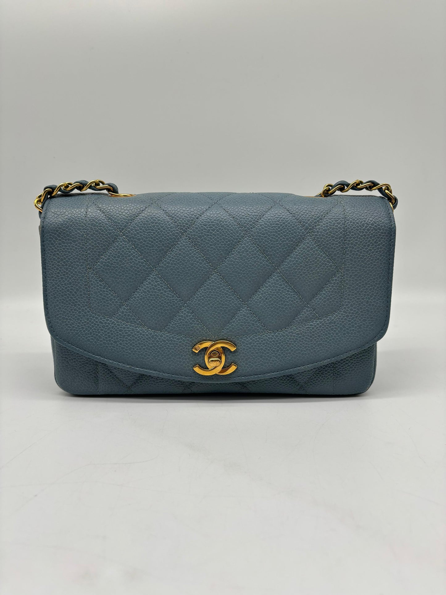 Chanel Diana Flap bag Caviar skin Light Blue
In Very Good Condition