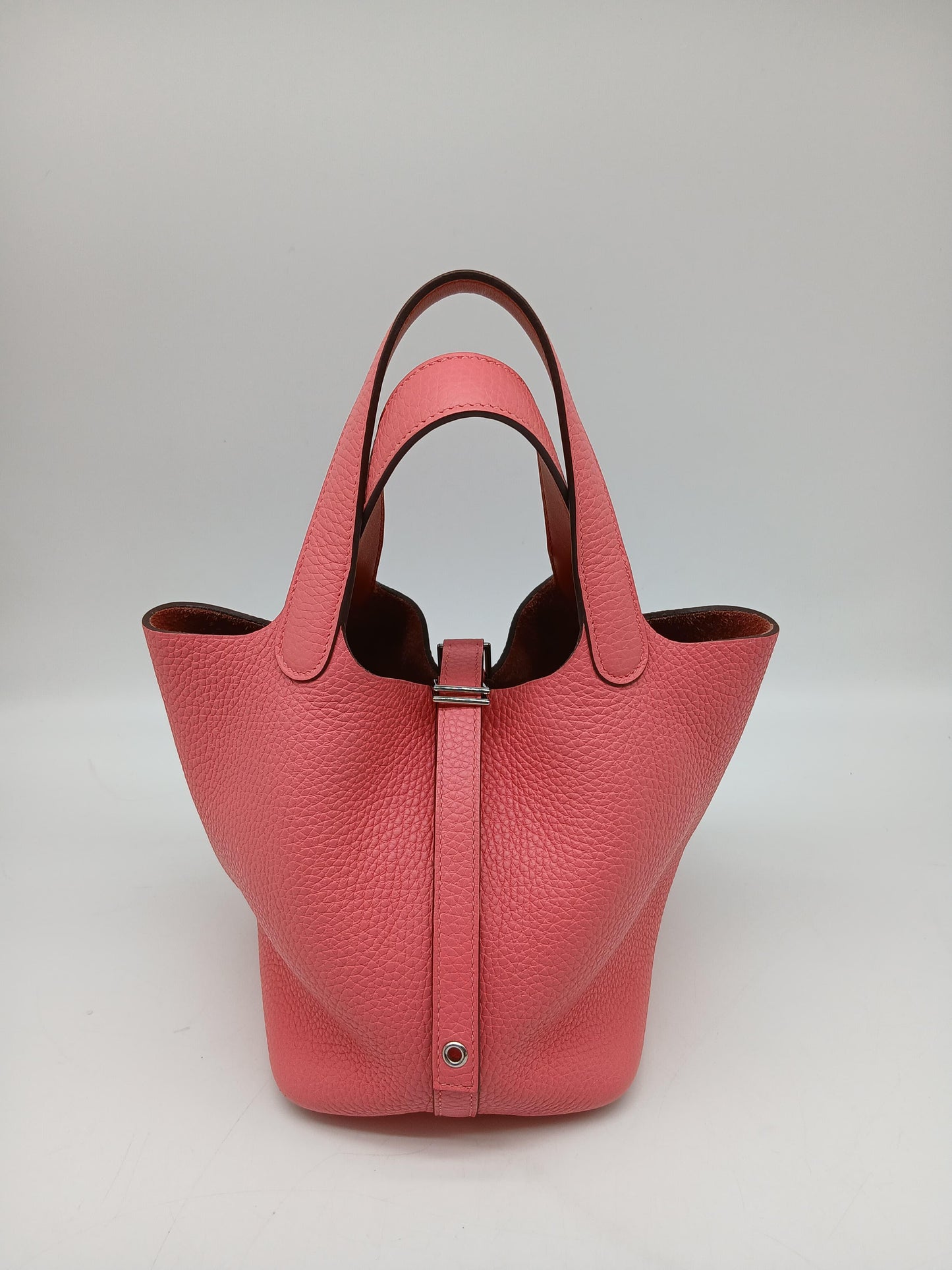 Hermès Picotin Pink 18 Clemence leather
Stamp Y
In Excellent condition
Inclusions: lock and Key, Dustbag, Store Receipt