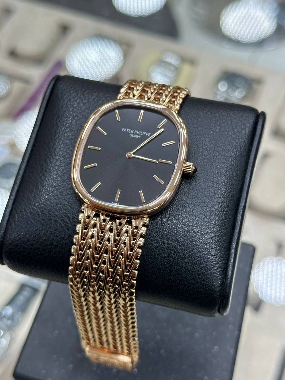 Patek Philippe 
Golden Ellipses 
5738/1R-001
CASE: Rose Gold
Dimensions: 34.5 x 39.5 mm
New 2025 Full Set