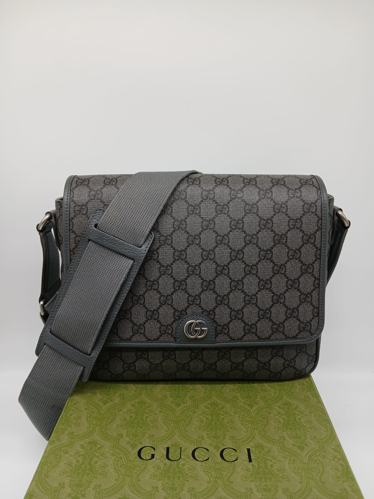 Gucci Ophidia GG Messenger Bag
Excellent condition