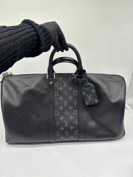 LV Monogram Taiga Keepall 45 Bandouliere
In Excellent Condition
Inclusions: Strap, Dustbag