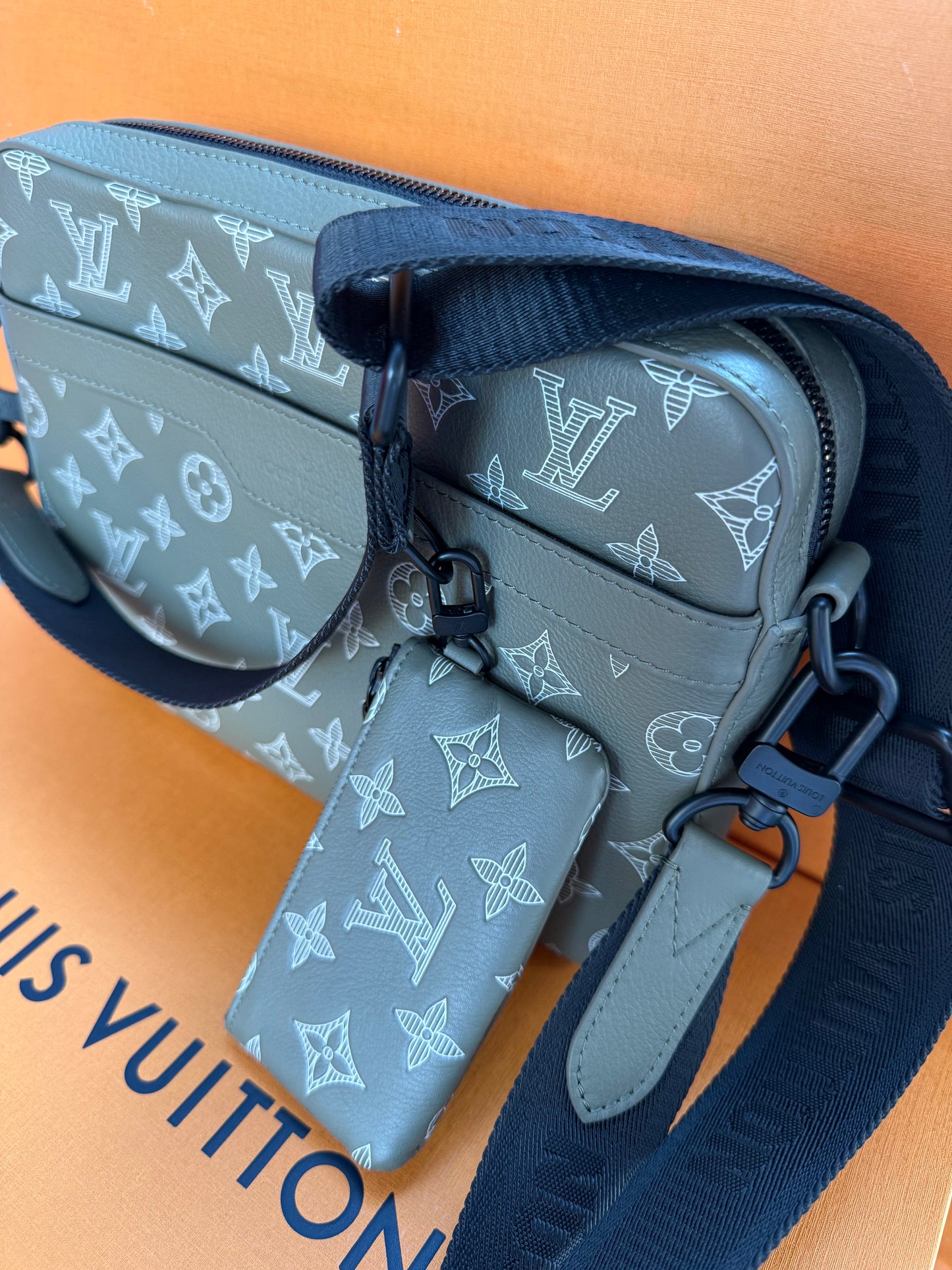 Louis Vuitton Cowhide-Leather Trim M12490 Trio Messenger Like New Men’s
