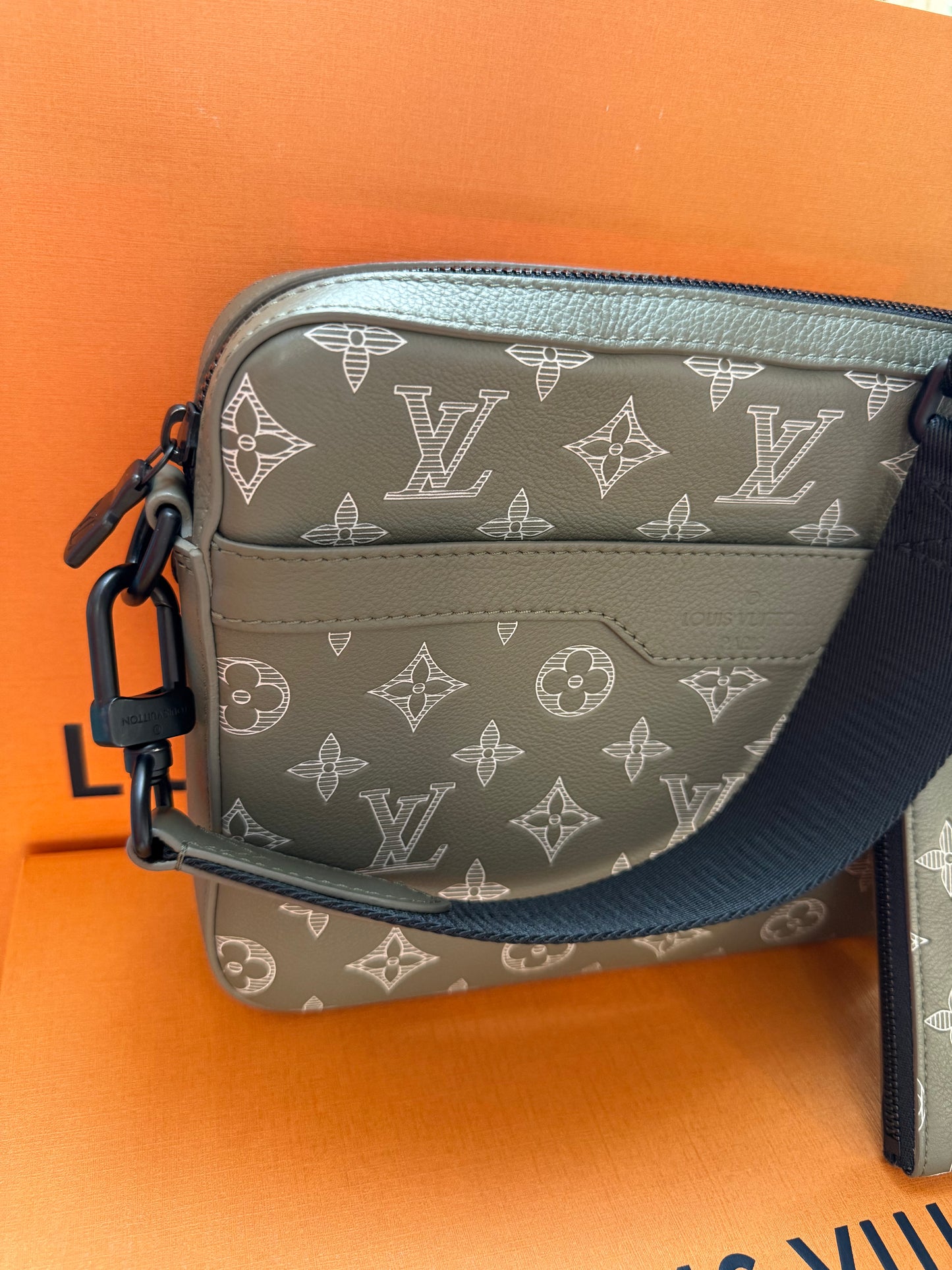 Louis Vuitton Cowhide-Leather Trim M12490 Trio Messenger Like New Men’s