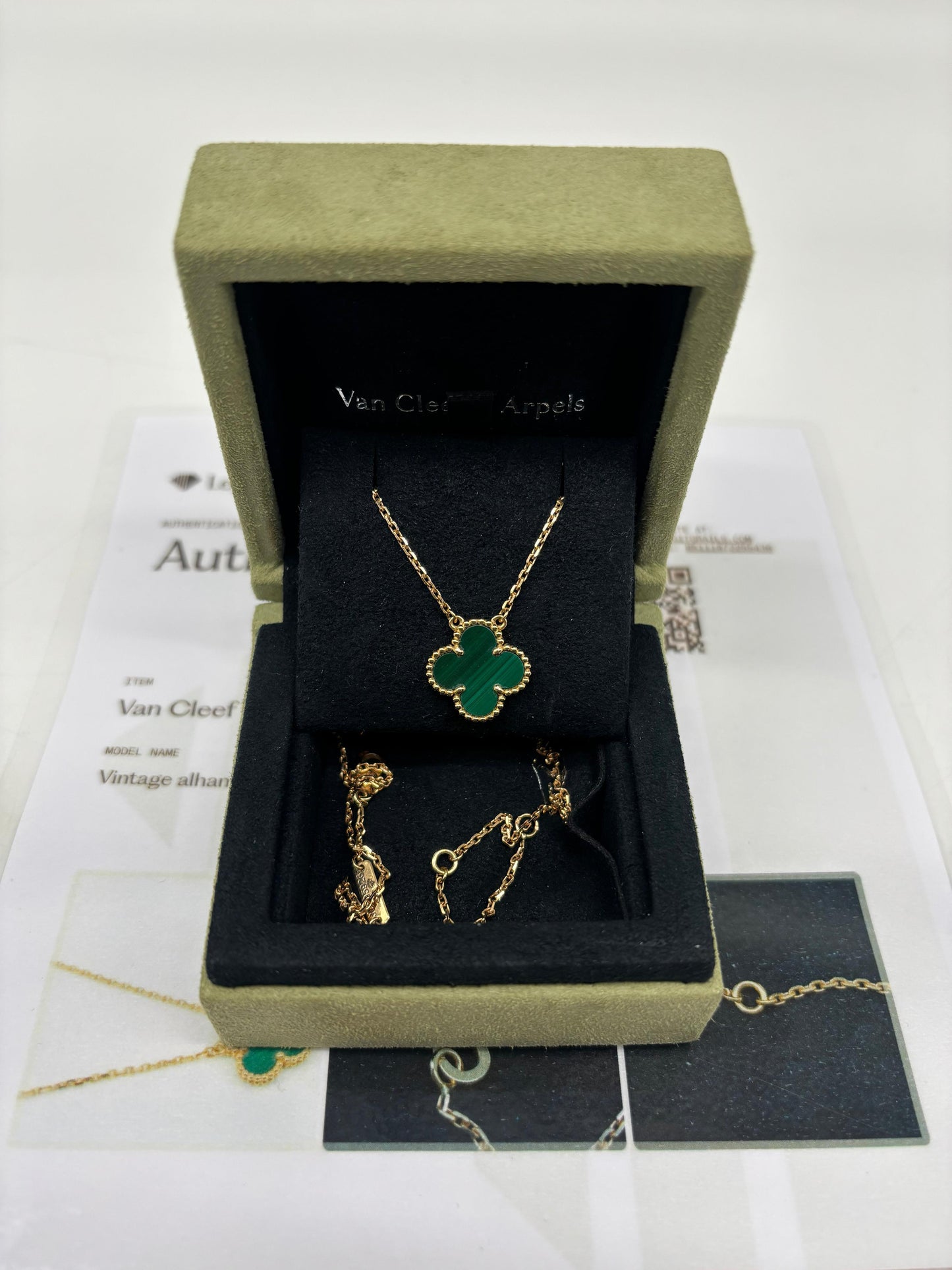 Van Cleef & Arpels Vintage Alhambra Malachite Necklace 18K YG 5.4g
In Excellent Condition
Inclusions: Box, Legitgrails Certificate