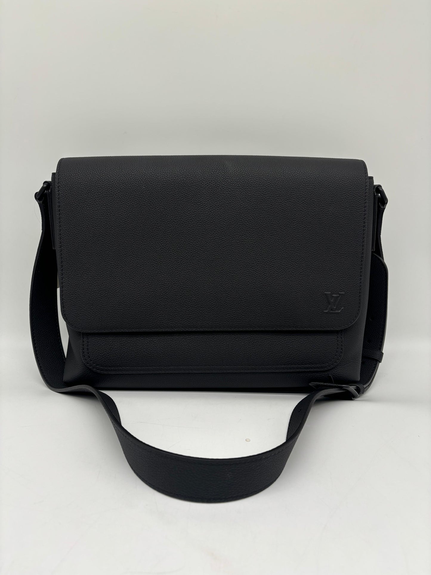 Louis Vuitton Speed Messenger Black
Like New/ Unused
Comes With Dustbag, Box